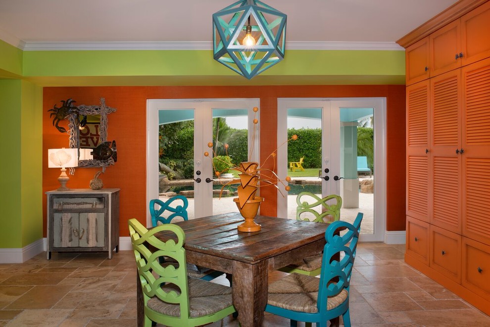 Idee per una grande sala da pranzo stile marino con pareti verdi, pavimento in travertino e pavimento beige
