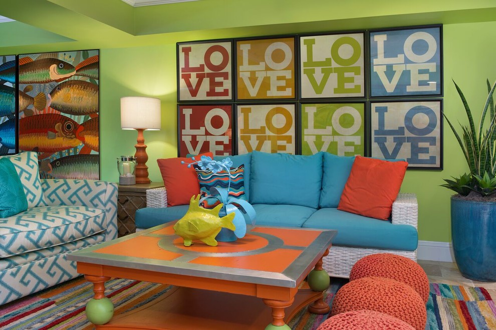 Großes Wohnzimmer mit grüner Wandfarbe, TV-Wand, beigem Boden und Travertin in Miami
