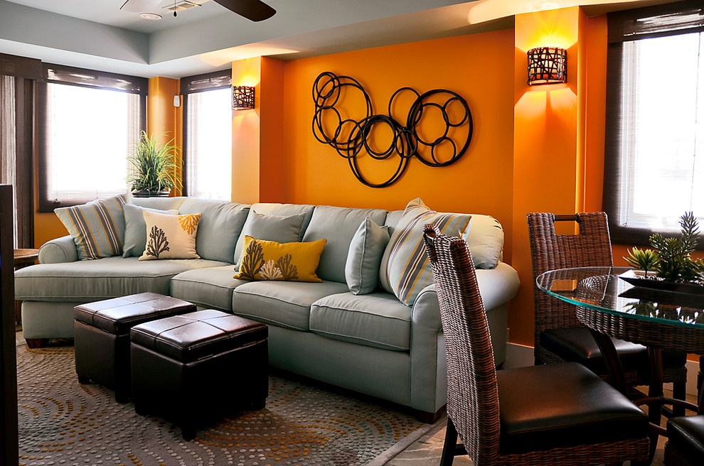 Стильный дизайн: изолированная комната для игр среднего размера в морском стиле с оранжевыми стенами, светлым паркетным полом и телевизором на стене без камина - последний тренд