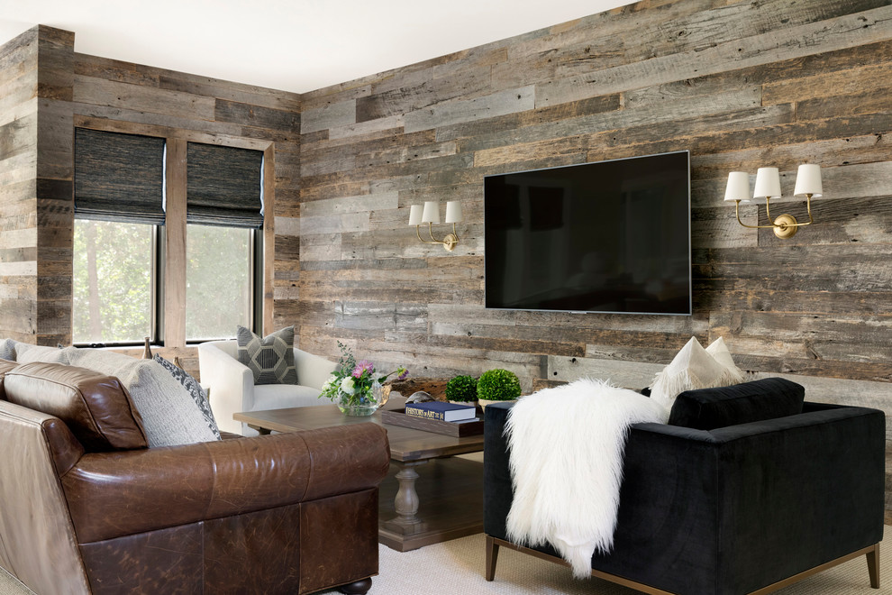 Пример оригинального дизайна: гостиная комната среднего размера в морском стиле с коричневыми стенами, ковровым покрытием, телевизором на стене, бежевым полом и ковром на полу без камина