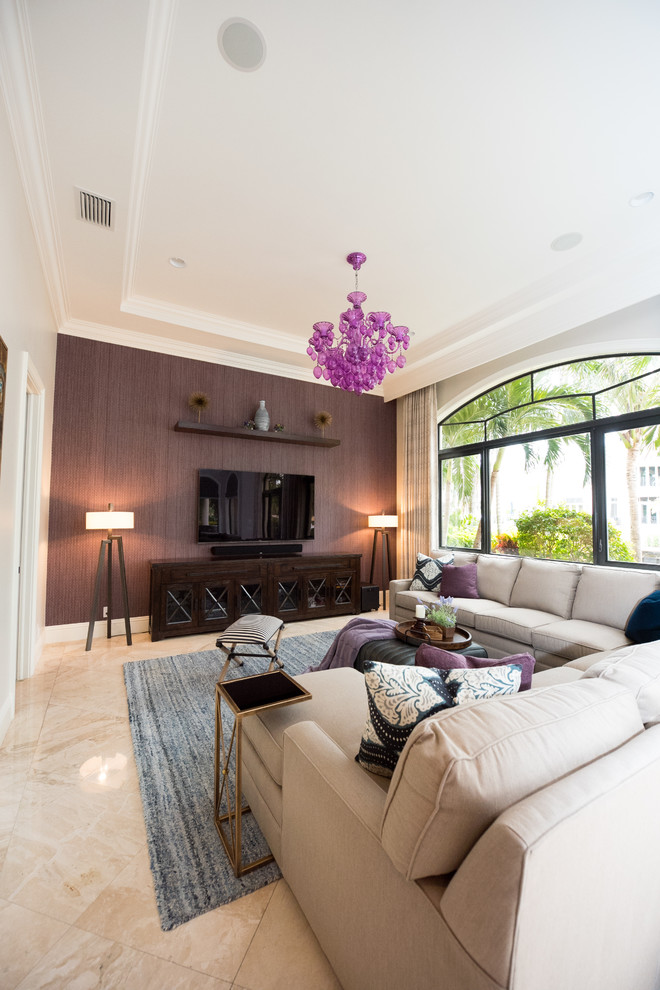 Diseño de sala de estar clásica renovada con suelo de mármol, televisor colgado en la pared, suelo beige y papel pintado