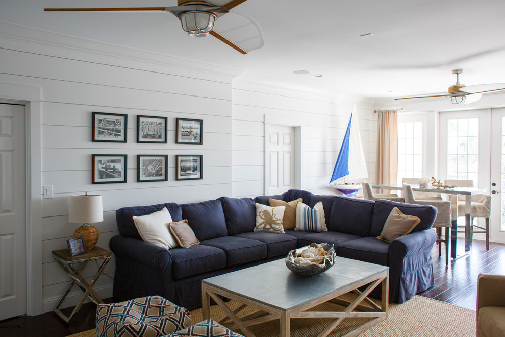Immagine di un piccolo soggiorno stile marinaro chiuso con pareti bianche, parquet scuro, TV autoportante e pavimento marrone