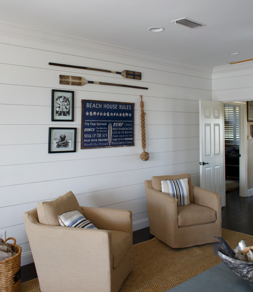 Idee per un piccolo soggiorno stile marino chiuso con pareti bianche, parquet scuro e pavimento marrone