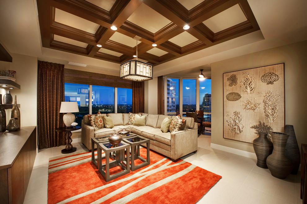 Diseño de sala de estar abierta tradicional renovada grande con paredes beige, suelo de baldosas de cerámica y alfombra