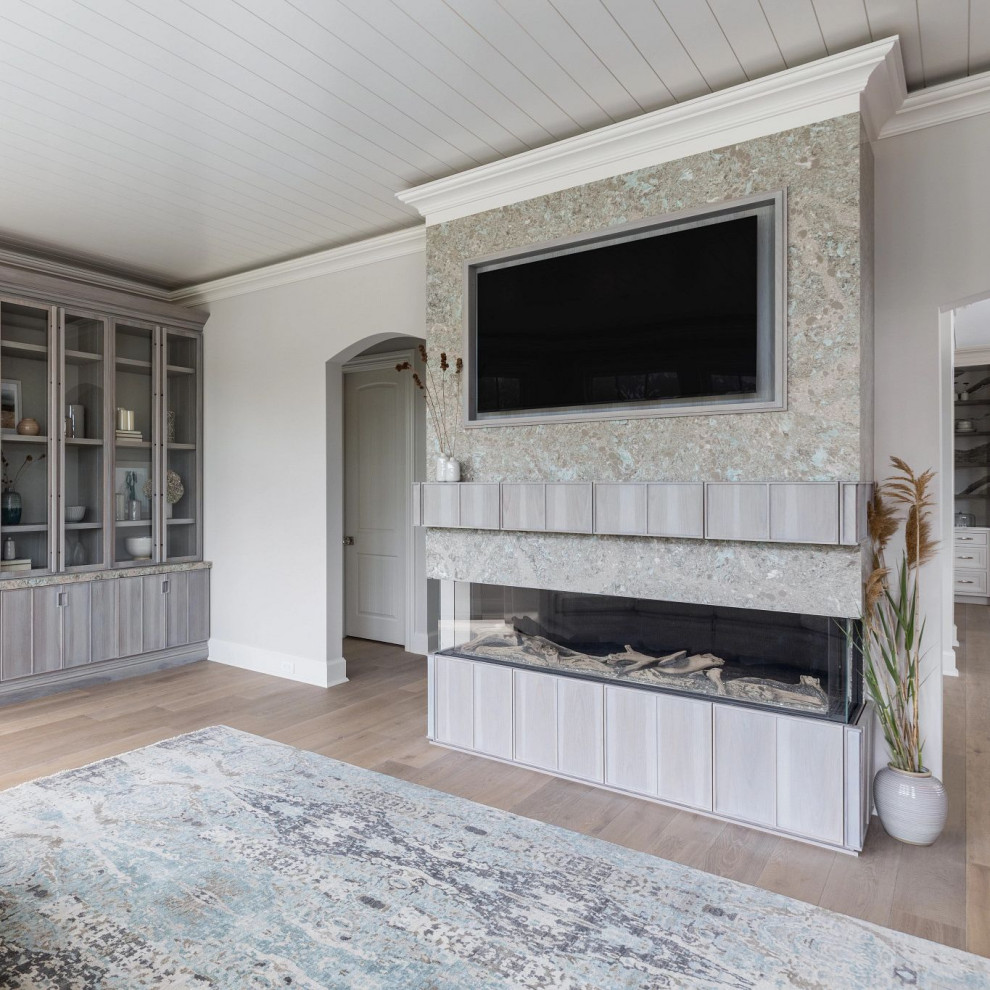 Diseño de sala de estar costera con marco de chimenea de piedra