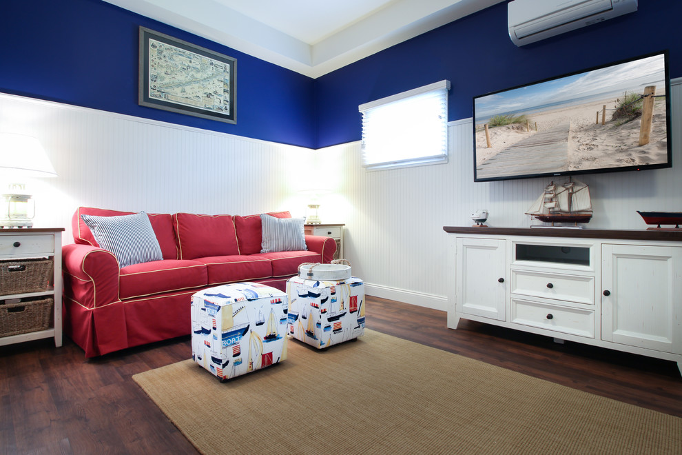 Свежая идея для дизайна: изолированная гостиная комната среднего размера в морском стиле с синими стенами, темным паркетным полом, телевизором на стене и коричневым полом - отличное фото интерьера