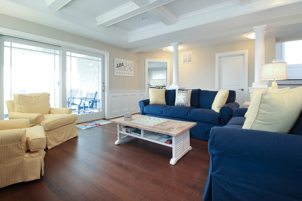 Источник вдохновения для домашнего уюта: изолированная гостиная комната среднего размера в морском стиле с синими стенами, темным паркетным полом и телевизором на стене