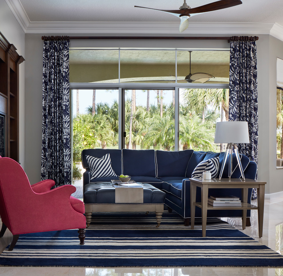 Inspiration pour une grande salle de séjour traditionnelle ouverte avec un mur gris, un sol en marbre et un téléviseur encastré.