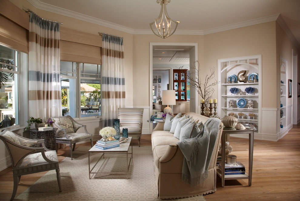 Foto de sala de estar tropical sin televisor con paredes beige, suelo de madera en tonos medios y alfombra