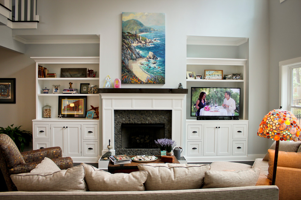 Imagen de sala de estar cerrada marinera de tamaño medio con paredes blancas, suelo de madera oscura, todas las chimeneas, marco de chimenea de piedra y televisor independiente