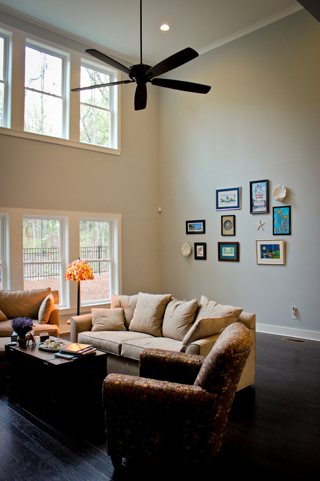 Mittelgroßes, Abgetrenntes Maritimes Wohnzimmer mit weißer Wandfarbe, dunklem Holzboden, Kamin, Kaminumrandung aus Stein und freistehendem TV in Raleigh