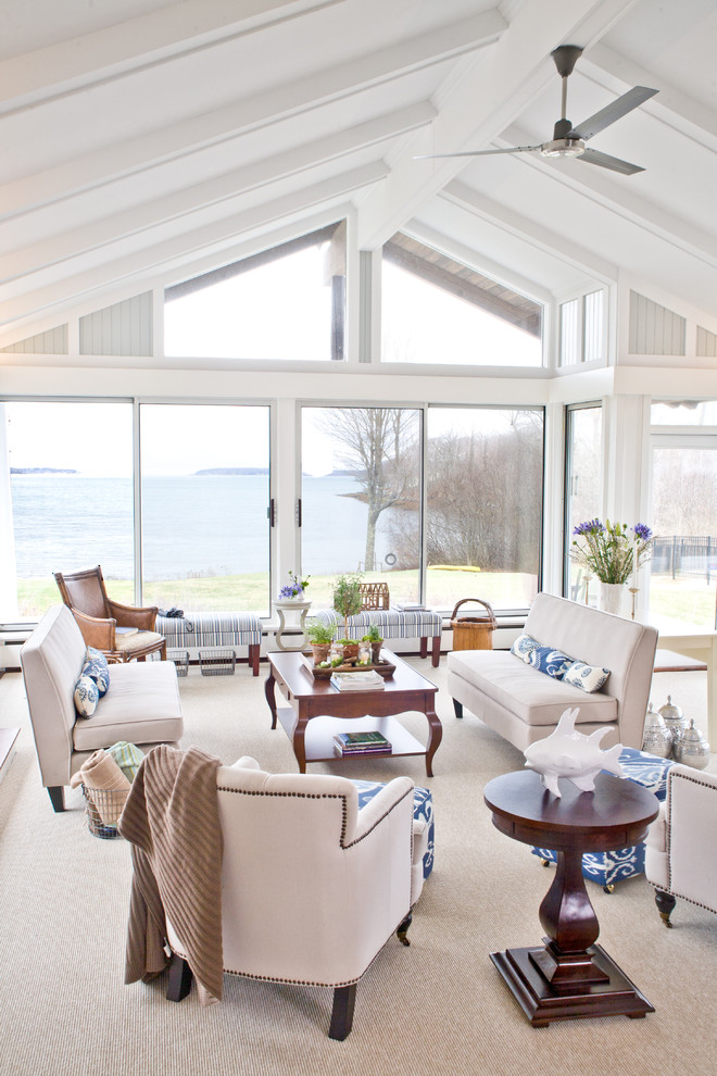 Offenes Klassisches Wohnzimmer mit Teppichboden in Portland Maine