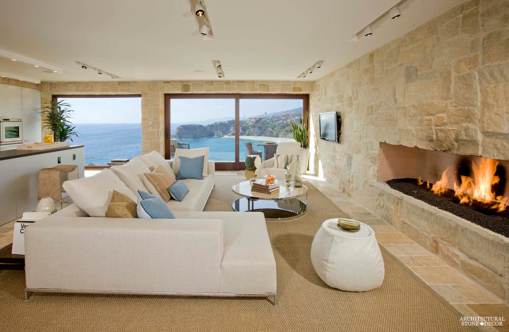 Immagine di un grande soggiorno mediterraneo aperto con pavimento in pietra calcarea e pavimento multicolore