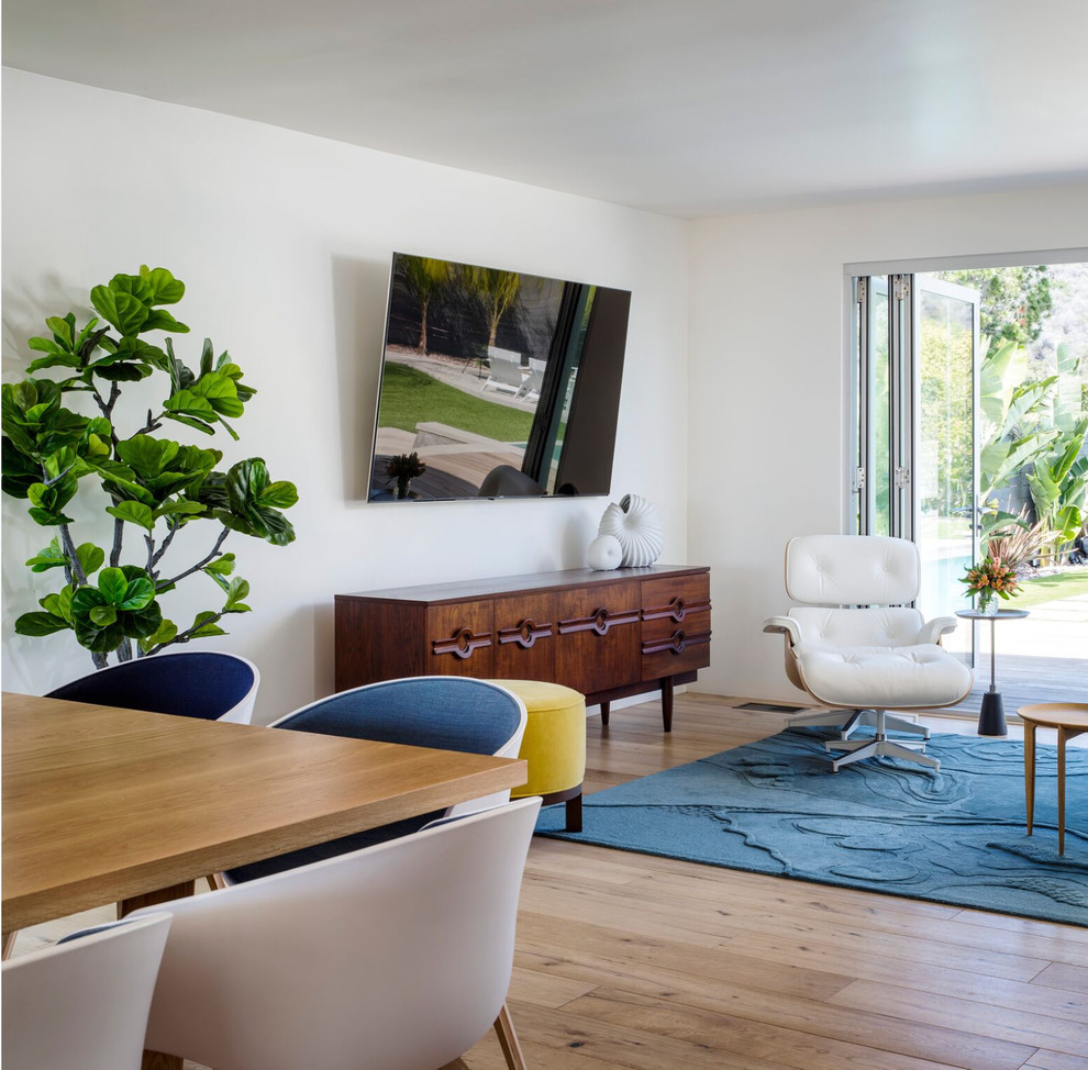Immagine di un soggiorno moderno di medie dimensioni e aperto con pareti bianche, parquet chiaro, TV a parete e pavimento beige