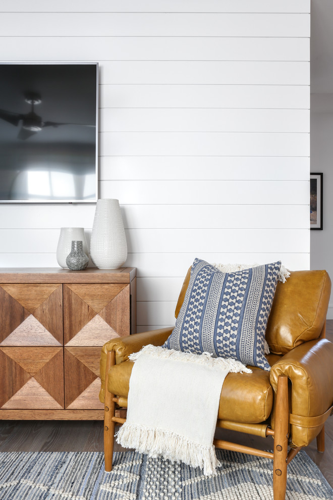 Foto de sala de estar abierta vintage de tamaño medio sin chimenea con paredes blancas, suelo de madera clara, televisor colgado en la pared, suelo beige y alfombra