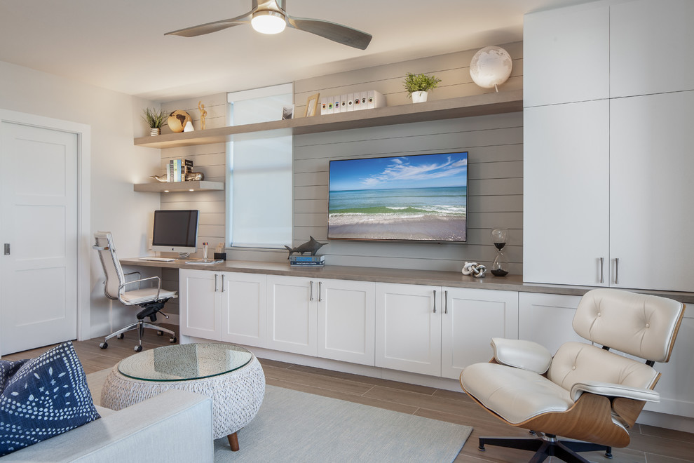 Kleines, Abgetrenntes Modernes Wohnzimmer ohne Kamin mit weißer Wandfarbe, Keramikboden, Multimediawand und braunem Boden in Miami