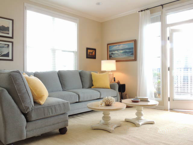 Kleines, Offenes Maritimes Wohnzimmer mit beiger Wandfarbe, hellem Holzboden und Multimediawand in San Diego