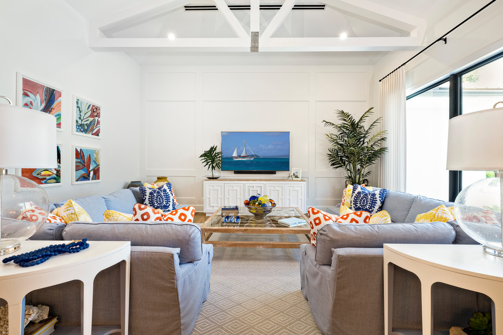 Esempio di un soggiorno classico aperto con parquet chiaro, pavimento beige e TV a parete
