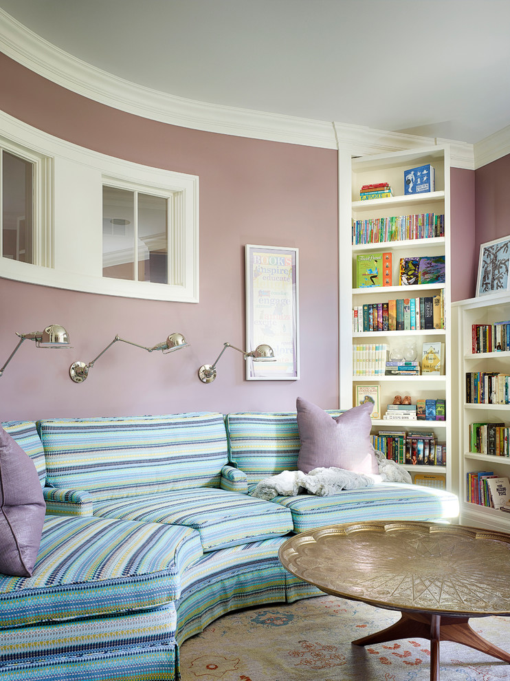 На фото: изолированная гостиная комната в классическом стиле с с книжными шкафами и полками и фиолетовыми стенами с