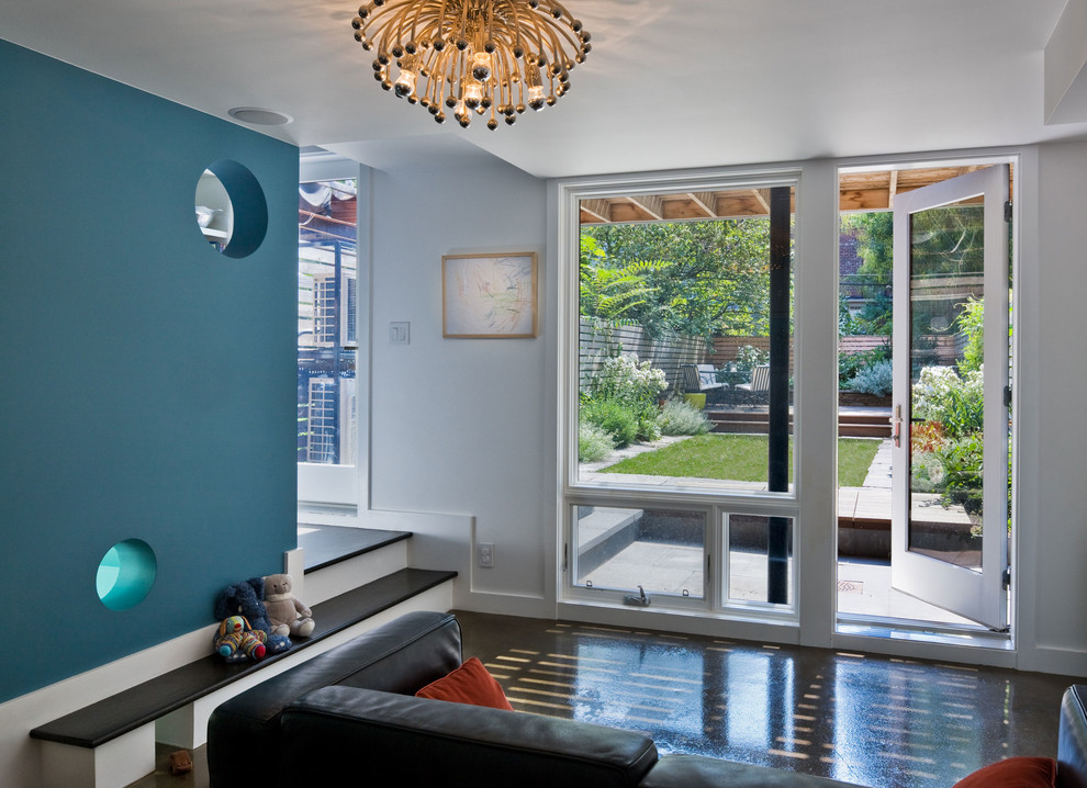 Modernes Wohnzimmer mit Betonboden und weißer Wandfarbe in New York