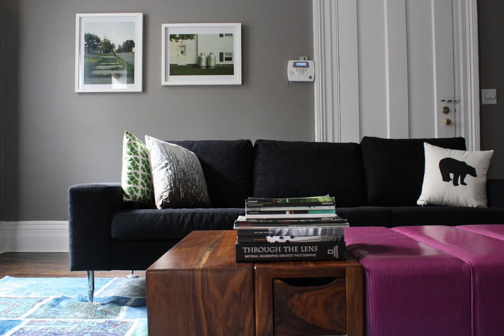 Mittelgroßes, Offenes Modernes Wohnzimmer mit grauer Wandfarbe und braunem Holzboden in New York