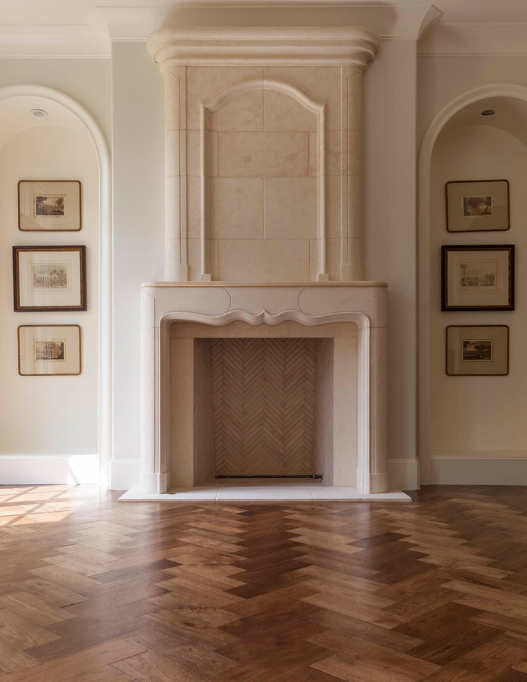Foto de sala de estar abierta tradicional grande con suelo de madera en tonos medios, todas las chimeneas y marco de chimenea de piedra