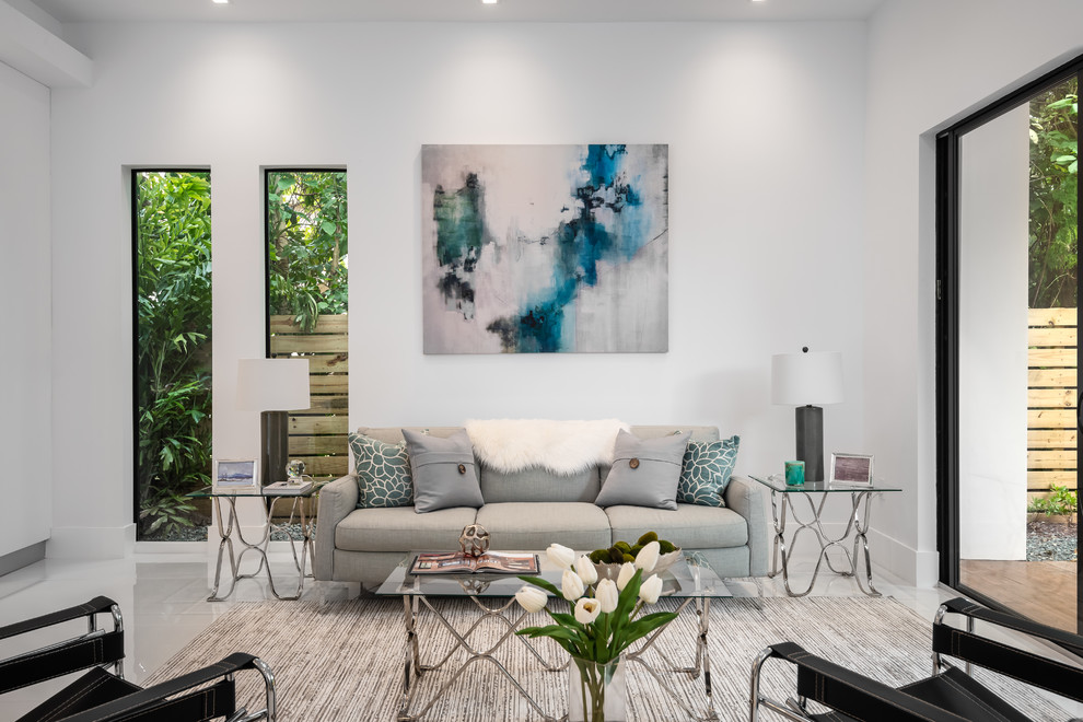 Großes, Offenes Modernes Wohnzimmer ohne Kamin mit weißer Wandfarbe, Keramikboden, freistehendem TV und weißem Boden in Miami