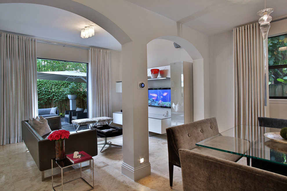 Foto di un soggiorno design di medie dimensioni con pareti beige e pavimento in travertino