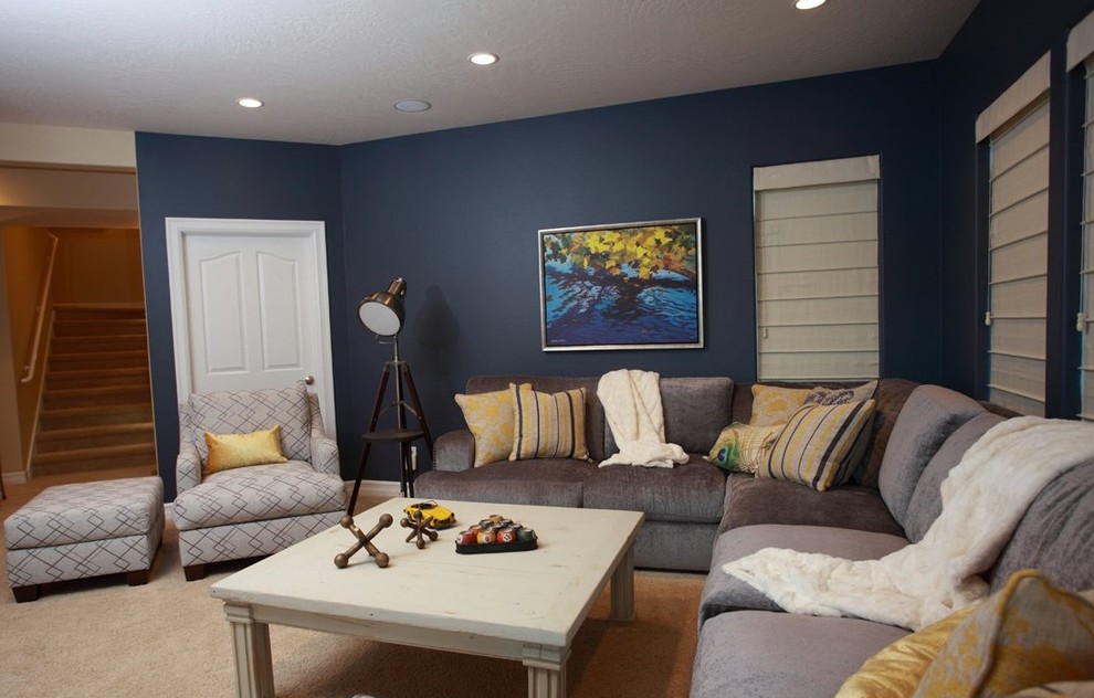Foto di un soggiorno contemporaneo di medie dimensioni e chiuso con pareti blu, moquette e pavimento beige