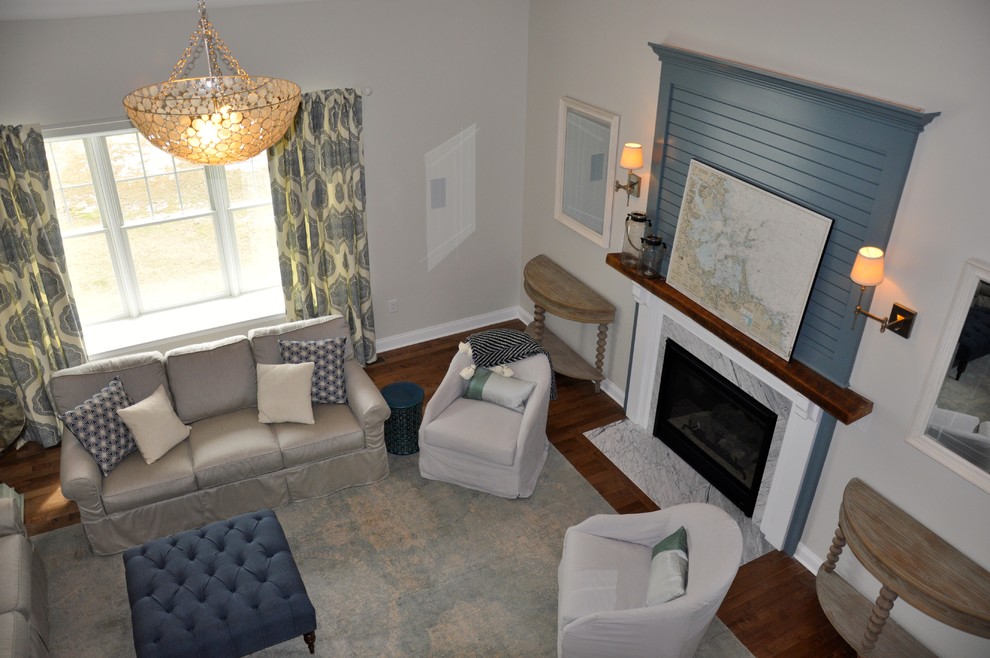 Geräumiges Klassisches Wohnzimmer im Loft-Stil mit grauer Wandfarbe, dunklem Holzboden, Kamin, Kaminumrandung aus Holz, Multimediawand und grünem Boden in Boston