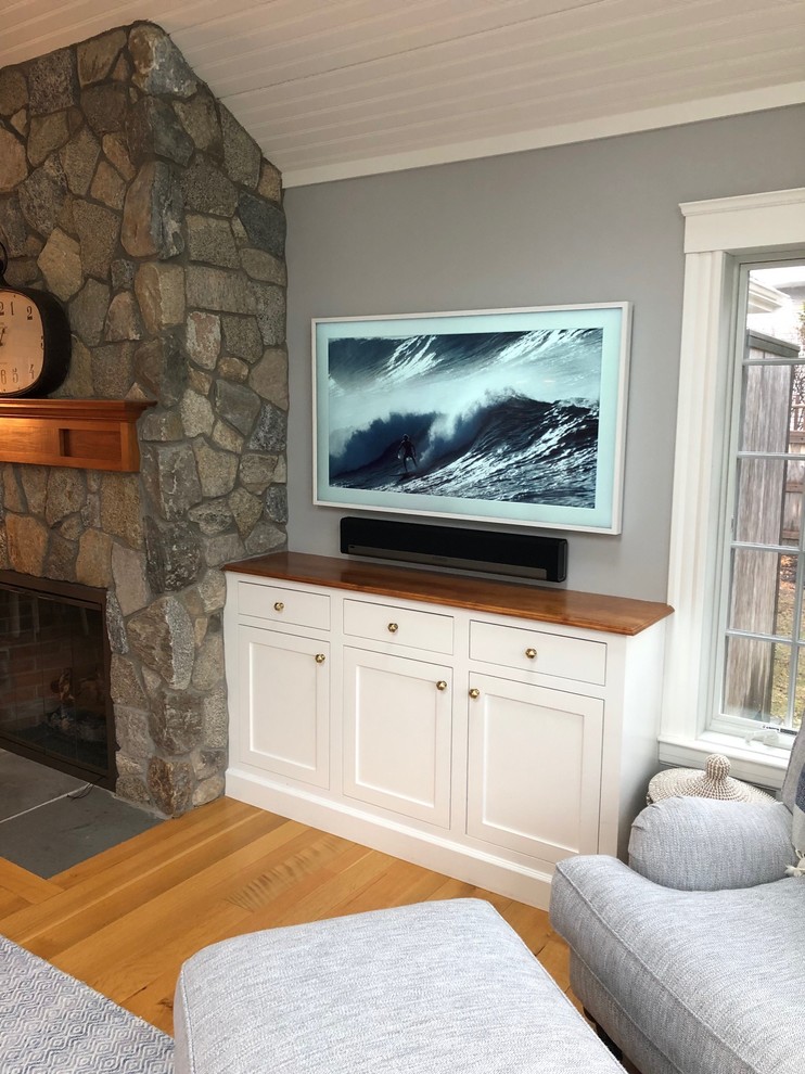 Стильный дизайн: открытая гостиная комната среднего размера в классическом стиле с серыми стенами, светлым паркетным полом и телевизором на стене - последний тренд