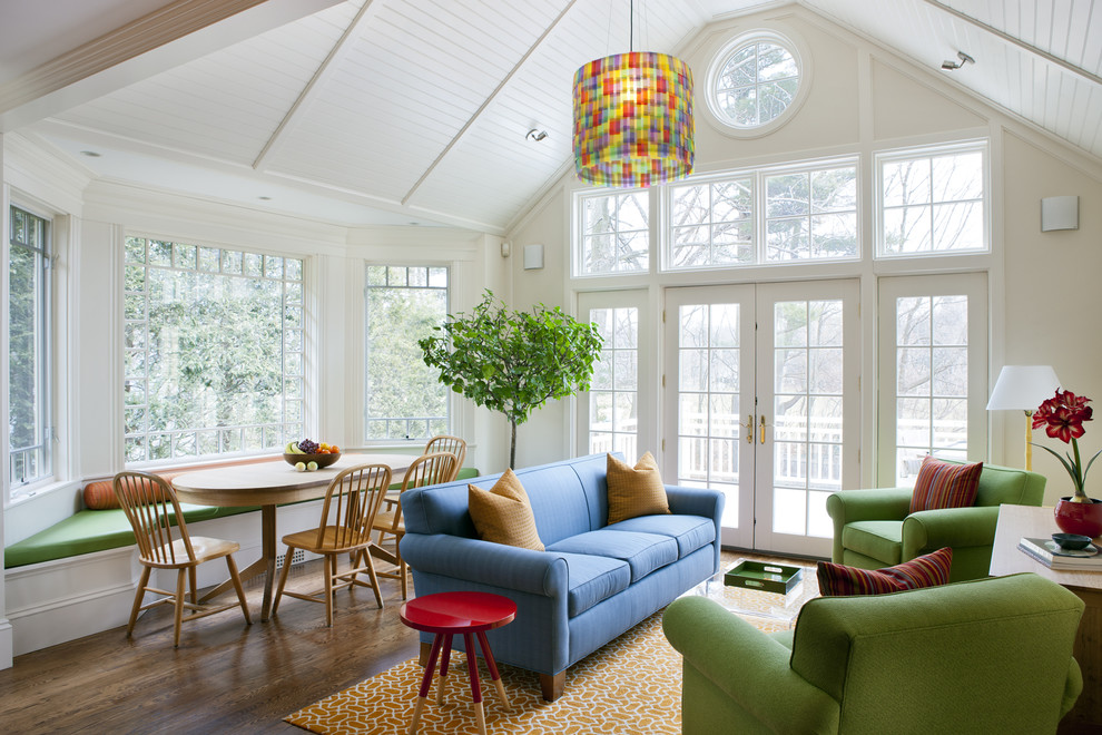 Ejemplo de sala de estar ecléctica sin chimenea con paredes beige y suelo de madera en tonos medios