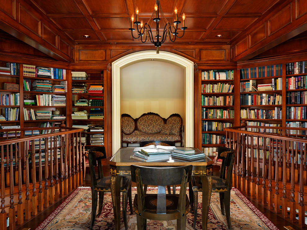На фото: гостиная комната в классическом стиле с с книжными шкафами и полками и ковром на полу с