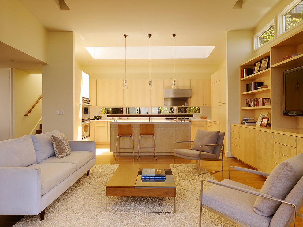 Idées déco pour une salle de séjour contemporaine ouverte avec un mur beige, un sol en bois brun et un téléviseur encastré.