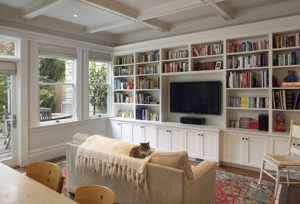 Imagen de sala de estar con biblioteca abierta tradicional sin chimenea con pared multimedia