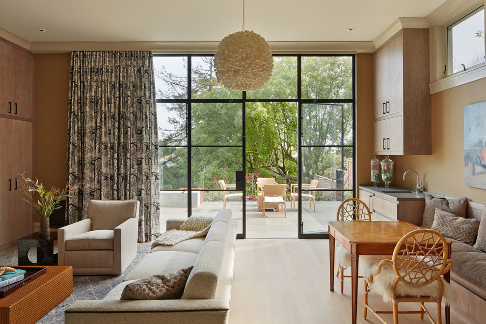 Imagen de sala de estar tradicional renovada con suelo de madera en tonos medios