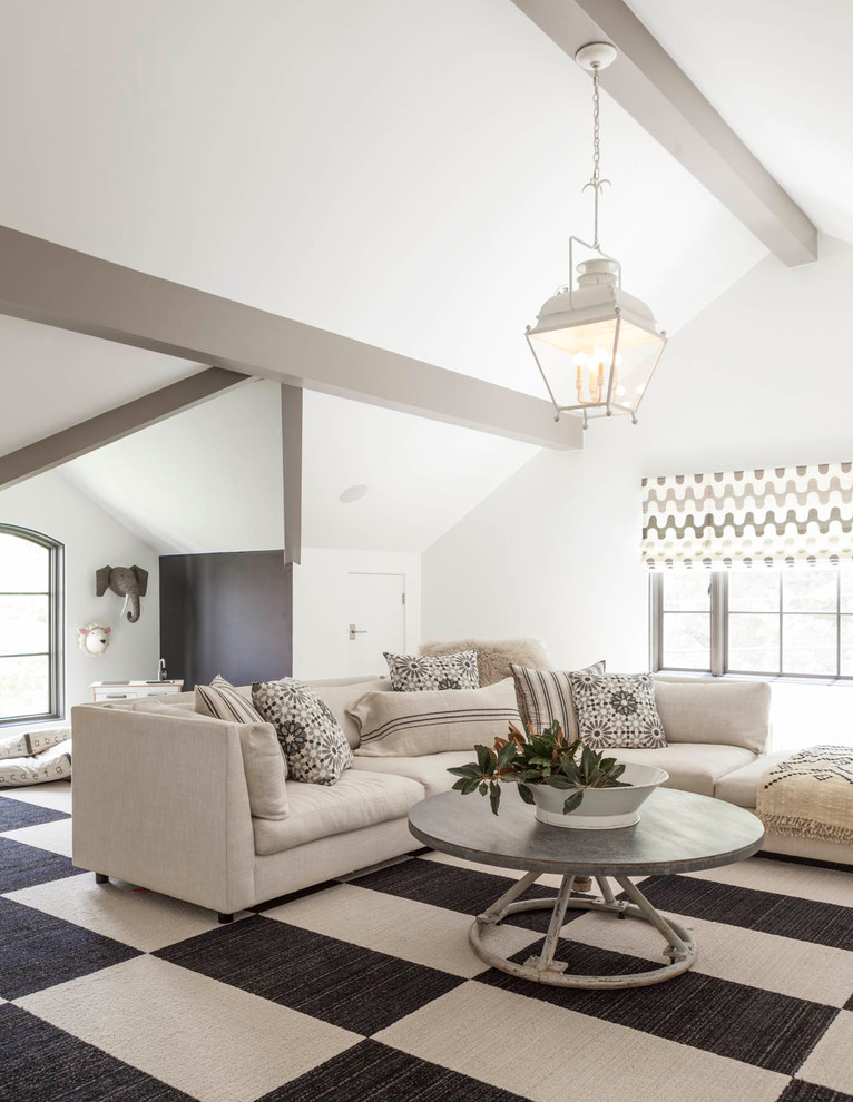 Imagen de sala de estar abierta tradicional renovada grande sin chimenea con paredes blancas, moqueta y suelo multicolor