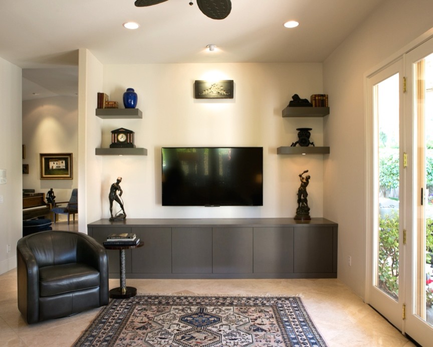 Imagen de sala de estar abierta retro de tamaño medio sin chimenea con paredes blancas, suelo de baldosas de porcelana, televisor colgado en la pared y suelo beige