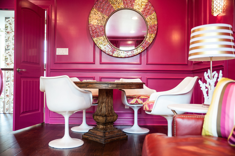 Immagine di un grande soggiorno classico chiuso con sala giochi, pareti rosa, pavimento in legno massello medio e TV a parete