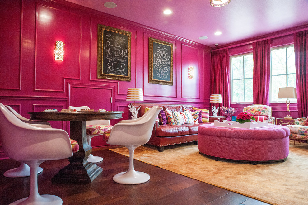 На фото: большая изолированная комната для игр в стиле неоклассика (современная классика) с розовыми стенами, паркетным полом среднего тона и телевизором на стене