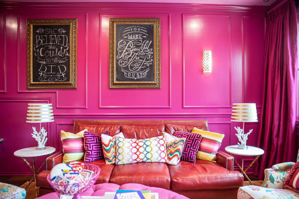 オースティンにある高級な広いトランジショナルスタイルのおしゃれな独立型ファミリールーム (ゲームルーム、ピンクの壁、壁掛け型テレビ) の写真