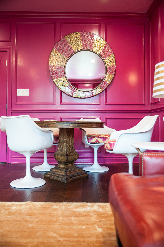 Immagine di un grande soggiorno chic chiuso con sala giochi, pareti rosa, pavimento in legno massello medio e TV a parete