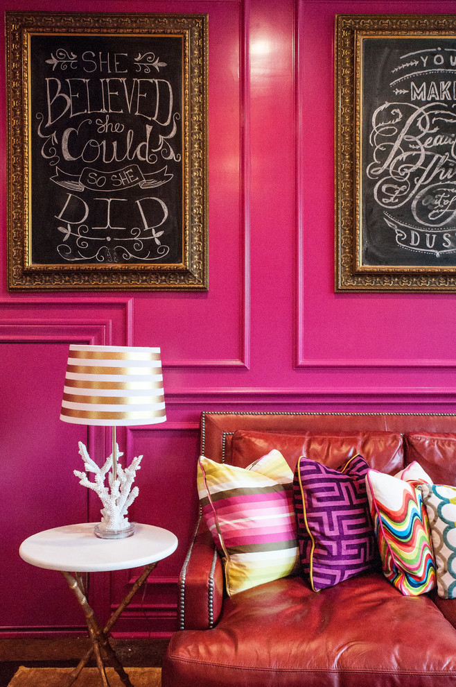 Inspiration pour une grande salle de séjour traditionnelle avec salle de jeu, un mur rose, un sol en bois brun et un téléviseur fixé au mur.