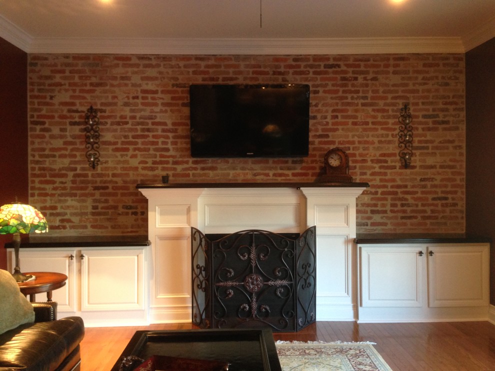 Réalisation d'une salle de séjour tradition avec un sol en bois brun, une cheminée standard, un manteau de cheminée en bois, un téléviseur fixé au mur et un mur violet.