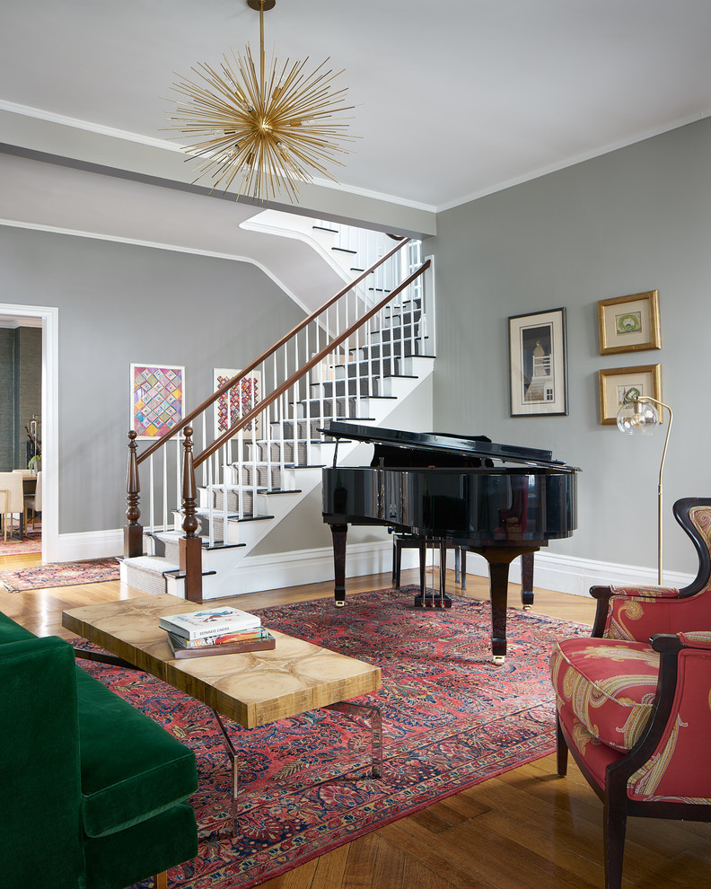 Offenes Klassisches Musikzimmer mit grauer Wandfarbe und braunem Holzboden in New York