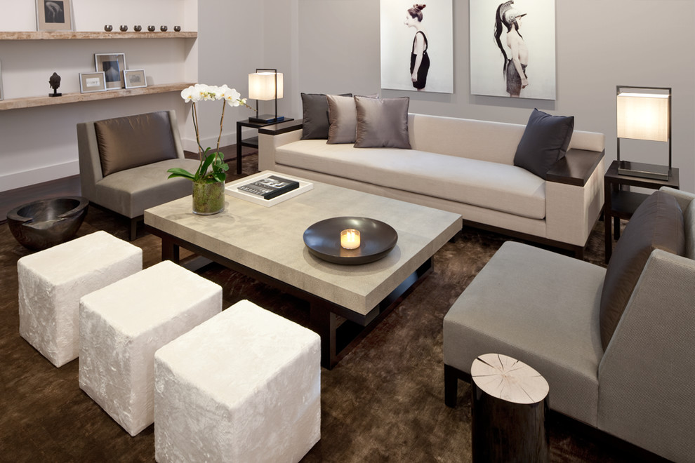 Пример оригинального дизайна: большая открытая гостиная комната в стиле модернизм с серыми стенами, темным паркетным полом и коричневым полом без камина, телевизора