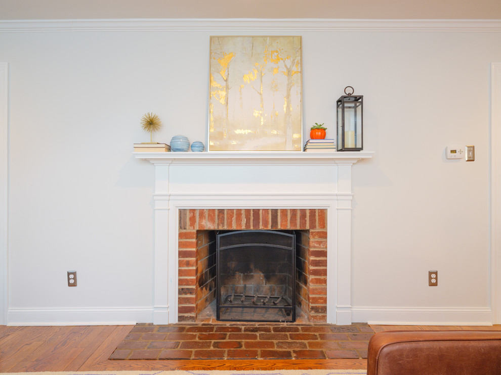 Idée de décoration pour une salle de séjour tradition ouverte avec un mur blanc, un sol en bois brun, une cheminée standard, un manteau de cheminée en bois et un sol marron.
