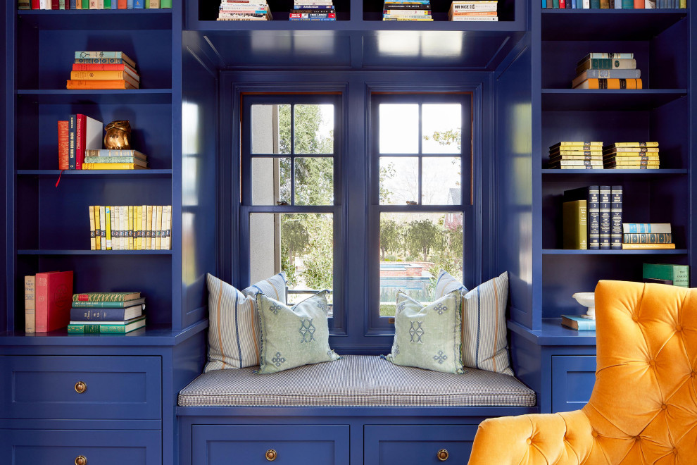 Esempio di un soggiorno tradizionale di medie dimensioni e chiuso con libreria, pareti blu, pavimento in legno massello medio e pavimento marrone