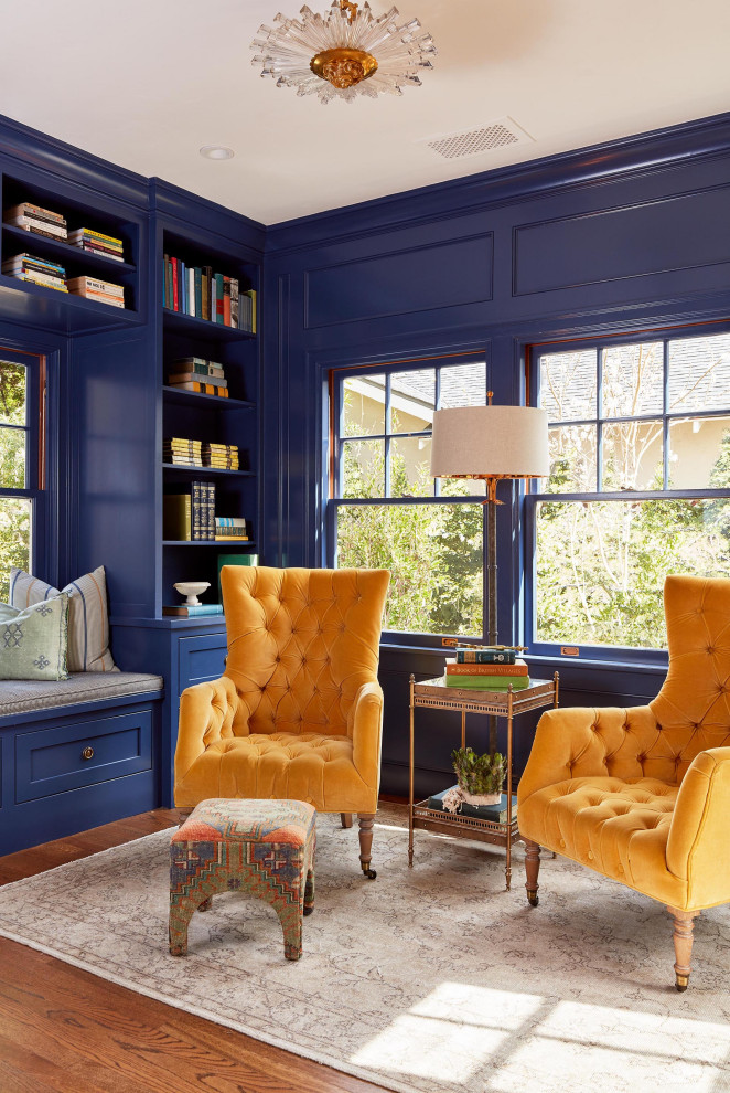 На фото: гостиная комната среднего размера в классическом стиле с синими стенами, паркетным полом среднего тона, коричневым полом, панелями на части стены и ковром на полу