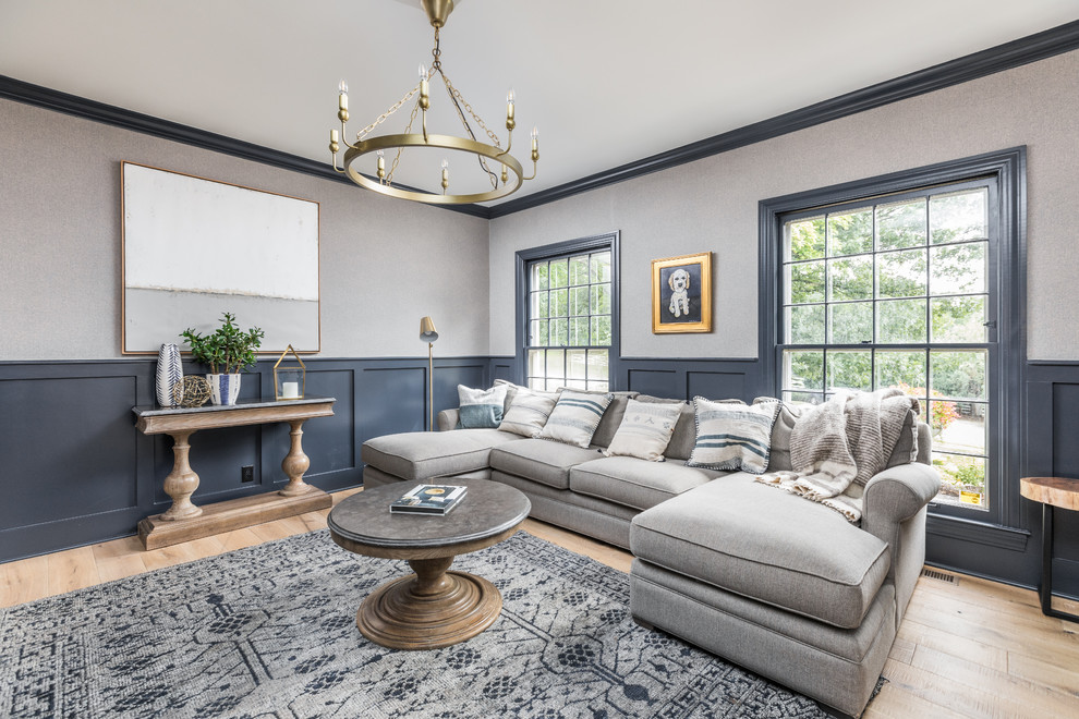 Стильный дизайн: гостиная комната в классическом стиле с серыми стенами, светлым паркетным полом и ковром на полу - последний тренд
